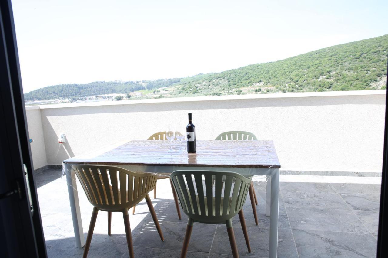 סוויטות נוף שקיעה Hotell Peqi'in Hadasha Exteriör bild